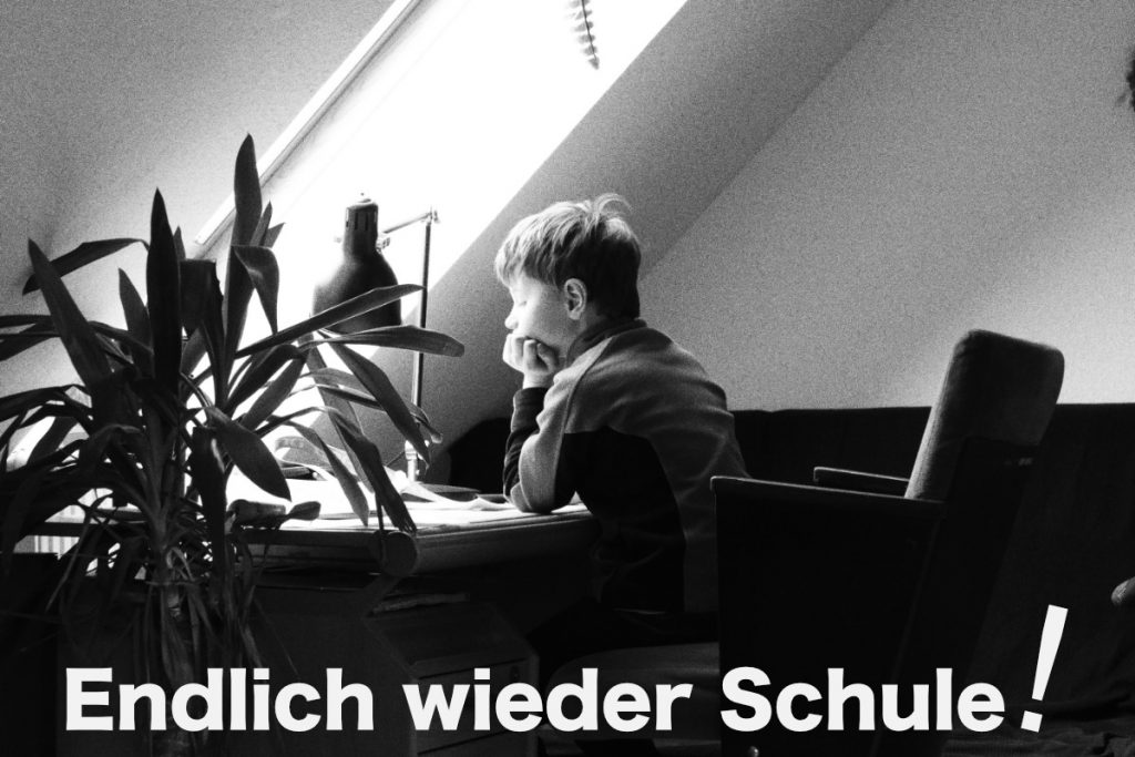 Junge beim Homeschooling